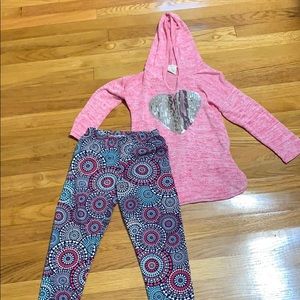 Cute matching girls pant set.